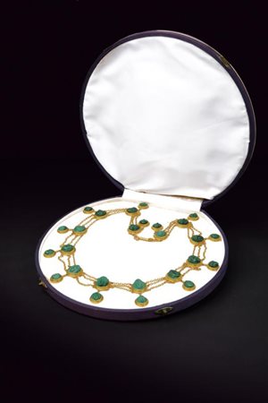 Antica collana in oro con cammei in malachite. Francia fine XIX secolo