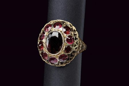 Anello margherita in oro con granati