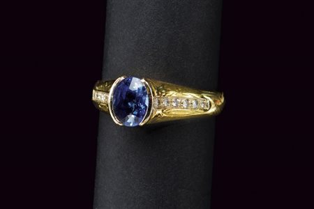 Anello in oro con zaffiro blu e diamanti