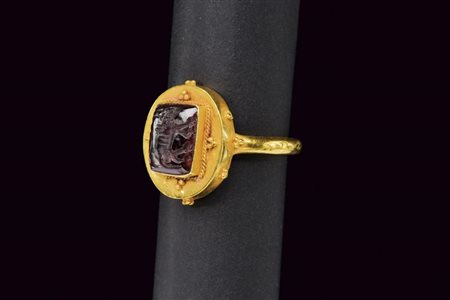 Antico anello in oro giallo con intaglio romano su granato