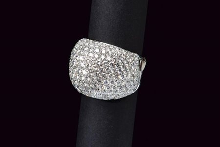 Anello a fascia in oro bianco con pavé di diamanti