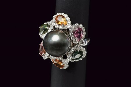 Anello margherita con perla di Tahiti, diamanti e zaffiri multicolor