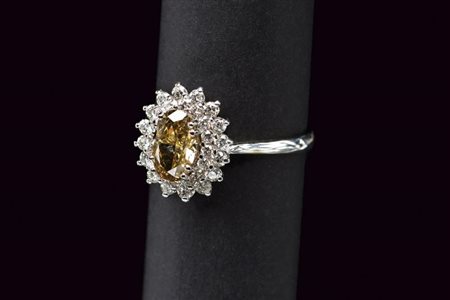 Anello margherita con diamante ovale fancy deep yellowish brown e brillanti 