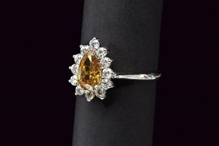 Anello margherita con diamante a goccia fancy vivid brownish yellow e brillanti