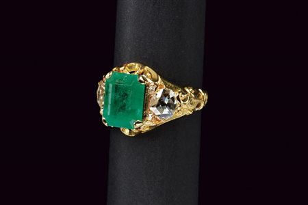 Anello vittoriano in oro giallo smeraldo e diamanti