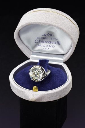 Importante anello con solitario in oro bianco con diamante 6.73 ct