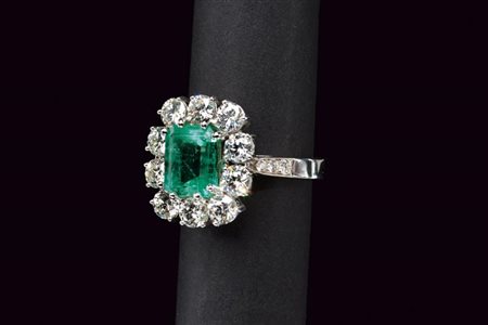 Anello margherita con smeraldo colombiano 3.23 ct e diamanti