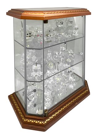 Bacheca contenente 28 figure in cristallo Swarovski. Cm 29 x 25 x 14,5.