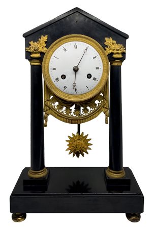 Orologio a pendolo da tavolo, Impero, primi XIX secolo. In marmo nero belga,...