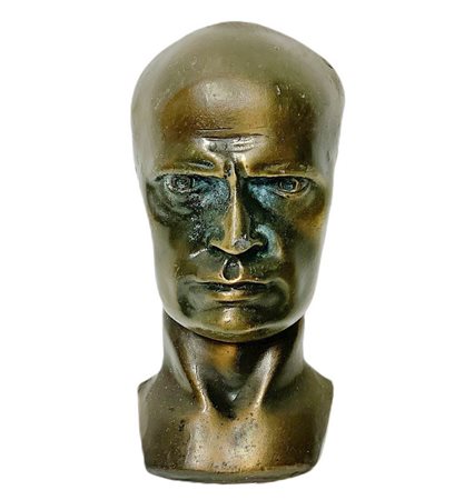 Piccola testa in bronzo a mezzo tondo raffigurante Mussolini, XX secolo. XX...