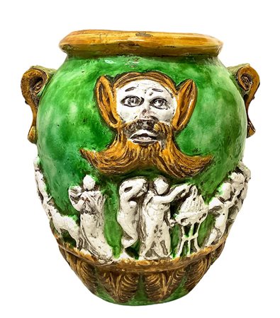 Cachepot in maiolica verde e gialla con figure bianche di bassorilievo....