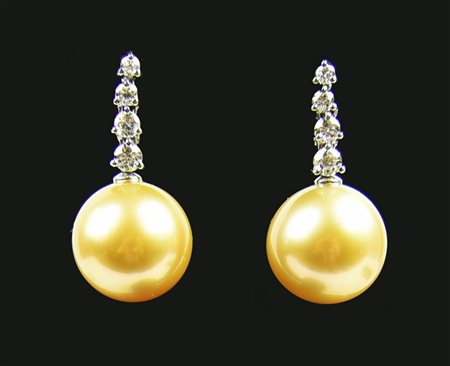 PAIO DI ORECCHINI CON PERLE GOLD SOUTH SEA E DIAMANTI in oro bianco 18kt, con...