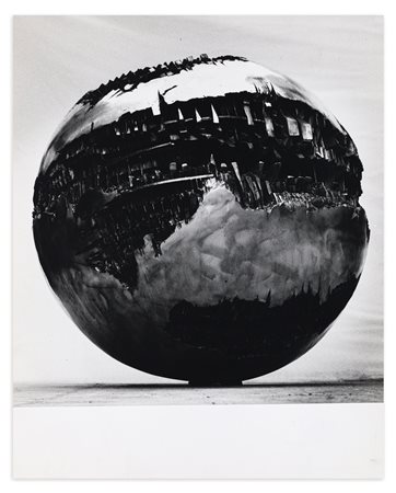 UGO MULAS (1928-1973) - Senza Titolo (Dettaglio Sfera N.1 di Arnaldo Pomodoro)