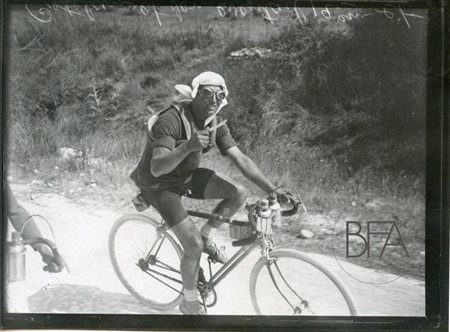  Henry Catelan brakes a lever during a race.