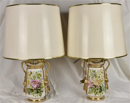 COPPIA DI LAMPADE IN CERAMICA con decorazioni floreali e in oro zecchino h...