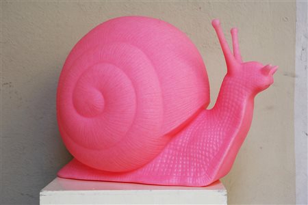 CRAKING ART GROUP (n. 1993) Chiocciola rosa. Plastica. Cm 55,00 x 40,00 x...