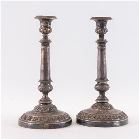 Coppia di candelabri. Non recano punzoni visibili. Cm 25x12,5. Peso...