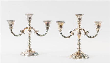 Coppia di candelabri in argento 925. Sotto la base recano punzoni: Weighted...