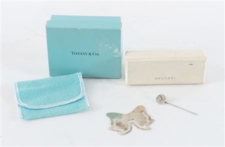 Lotto composto da due spille in agento. TIFFANY and Co. Spilla da bimba in...