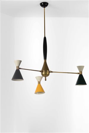 Lampada a sospensione con struttura in ottone e metallo laccato. Diffusori orientabili in alluminio laccato., 