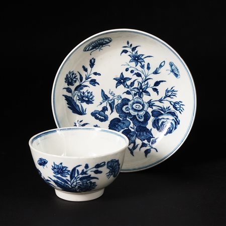 Tazza con piatto in porcellana bianca e blu dipinta a motivi floreali e...