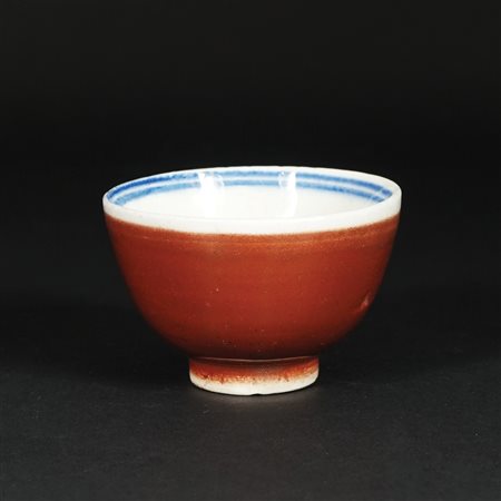 Coppetta "alla Cappuccina" in porcellana bianca, marrone e blu. Cina, XVIII...