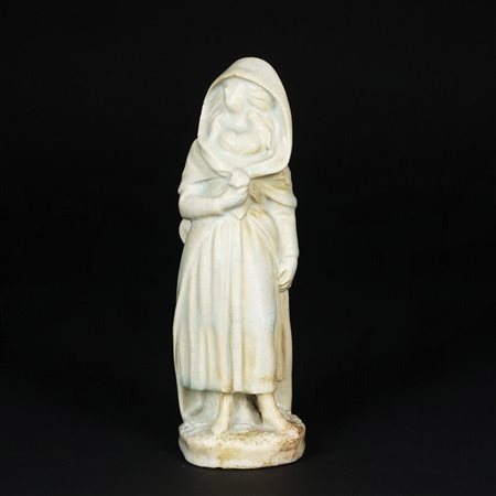 Scultura in porcellana bianca a fondo craquelé raffigurante una donna della...