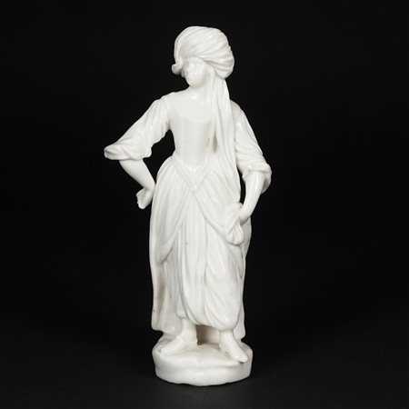 Scultura in porcellana bianca raffigurante una donna vestita "alla turca"....