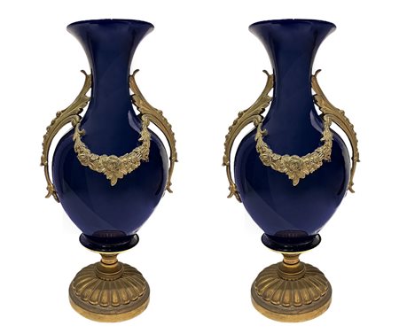 Coppia di vasi in porcellana blu, con applicazioni in bronzo dorato.