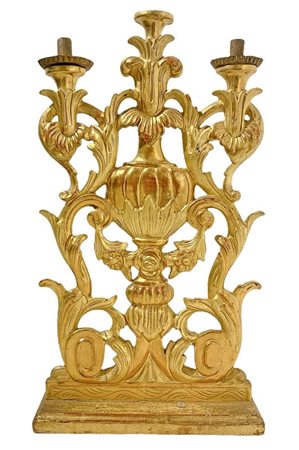 Candeliere a tre luci in legno dorato, XVIII secolo.