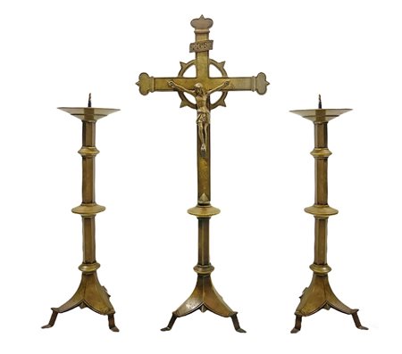 Trittico in bronzo dorato composto da Cristo in croce e coppia di candelabri