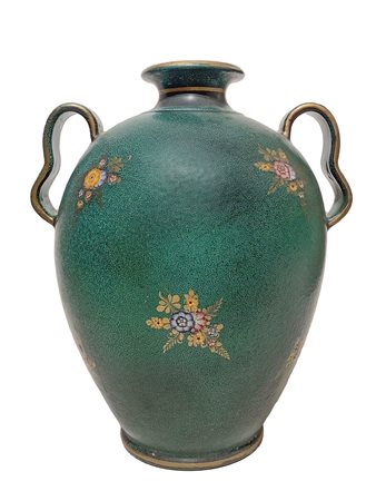 Vaso in maiolica su fondo verde, con decorazioni floreali.