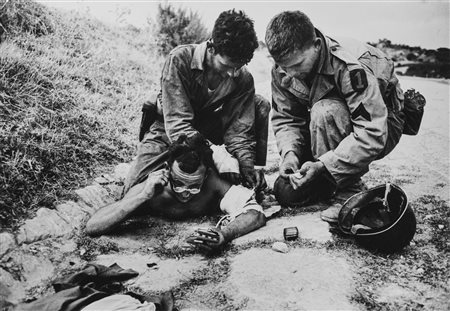 Robert Capa (1913-1954)  - Senza titolo (Sicilia, ferito americano), 1943