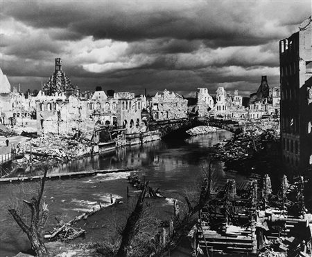 Jewgeni Chaldej (1917-1997)  - Le rovine di Norimberga, 1946