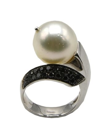 ANELLO CON PERLA SOUTH SEA E DIAMANTI NERI in oro bianco 18kt, con perla...