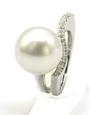 ANELLO CON PERLA AUSTRALIANA E DIAMANTI in oro bianco 18kt, con perla bianca...