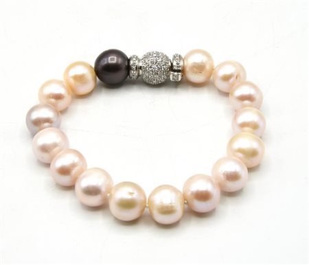 BRACCIALE DI PERLE ad un filo di perle coltivate, color beige-rosa di 11 mm e...