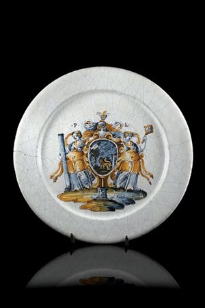 Manifattura di Faenza, secolo XVI. Piatto in maiolica smaltata bianca centrato