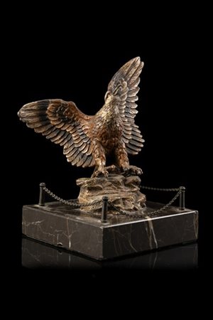 Scultura raffigurante aquila reale delle Alpi in lega bronzea dipinta su base i