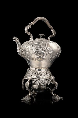 Samovar con sostegno e fornelletto in argento sbalzato e cesellato a girali e v