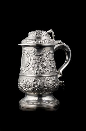 Tankard in argento con corpo sbalzato a volute e mazzi fioriti con cartiglio in