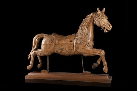 Arte del secolo XIX. Scultura di cavallo in legno a tutto tondo su base rettang