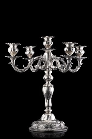 Candelabro a cinque fiamme in argento sbalzato e cesellato con decoro a fiori e