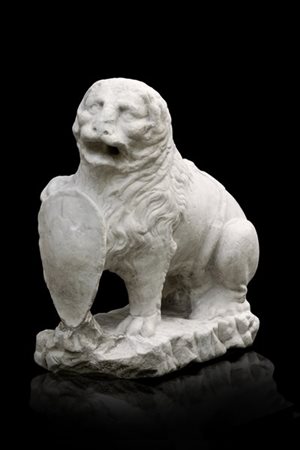 Antica scultura in marmo raffigurante leone con stemma (cm 50x60x25 ca.) (resta