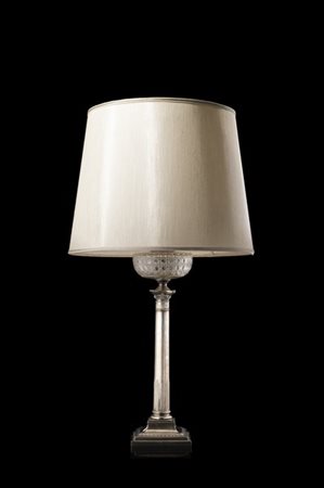 Lampada con fusto in argento a colonna sfaccettata su base quadrata (h. cm 55)