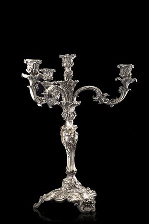 Grande candelabro a quattro fiamme in metallo argentato decorato a fiori e volu