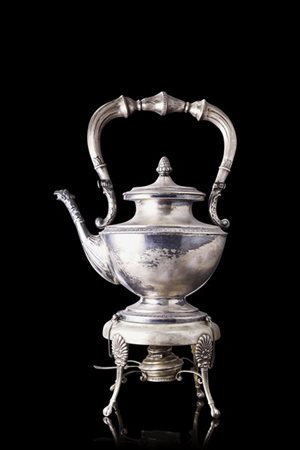 Samovar con fornelleto in argento a corpo liscio, profili a palmette, beccuccio