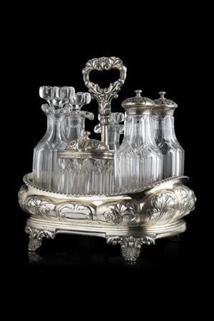 Cruet in argento sbalzato a fiori e volute, presa ad anello e piedini a valva d