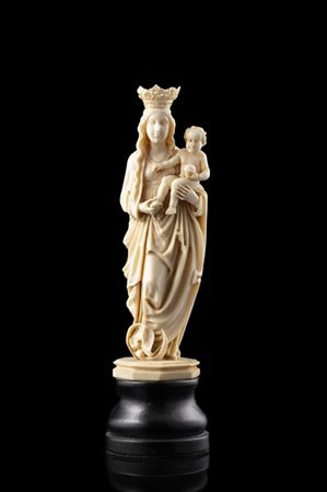 Arte del secolo XIX "Madonna con Bambino" scultura in avorio (h. cm 12,5) Su ba