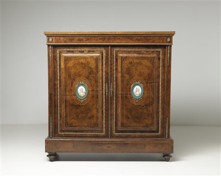  MANIFATTURA FRANCESE DELLA FINE DEL XIX SECOLO - Credenza a due ante in legno con decorazione a placchette di Sèvres.